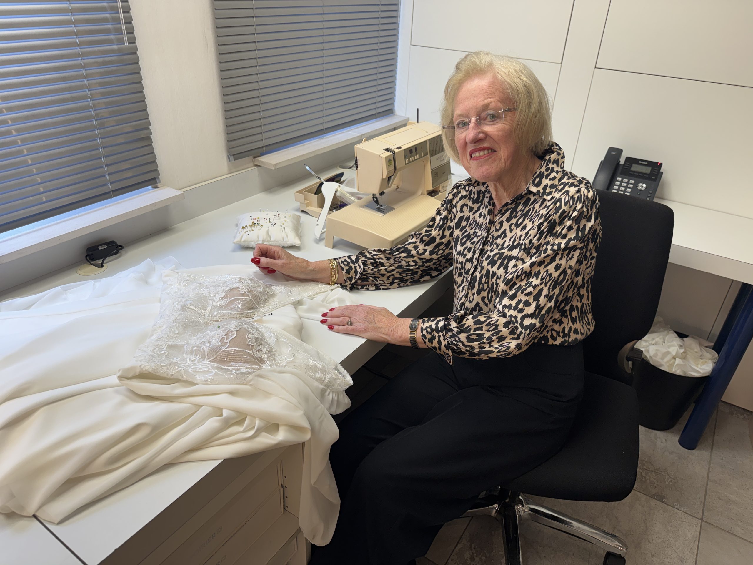 Na 56 jaar dreigt een vertrouwd gezicht uit de Hoofdstraat in Hoogeveen te verdwijnen. Mariages Bruidsmode sluit aan het einde van dit jaar de deuren als zich geen opvolger meldt. Eigenaresse Jenneke Drooglever (75) vindt het na al die jaren tijd om met pensioen te gaan, maar neemt met pijn in het hart afscheid. "Ik kan wel huilen."