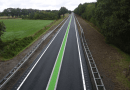 De nieuwe vangrails langs de N48 moeten de verkeersveiligheid verbeteren, maar niet iedere weggebruiker voelt zich er veiliger door. Op sociale media uiten automobilisten stevige kritiek. Vooral het gebrek aan uitwijkruimte baart hen zorgen. "Je zit als een rat in de val op de N48." Foto: William Teerlinck