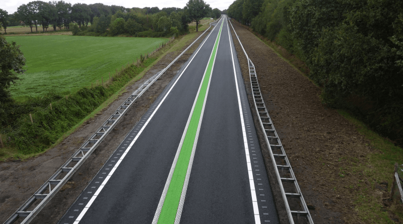 De nieuwe vangrails langs de N48 moeten de verkeersveiligheid verbeteren, maar niet iedere weggebruiker voelt zich er veiliger door. Op sociale media uiten automobilisten stevige kritiek. Vooral het gebrek aan uitwijkruimte baart hen zorgen. "Je zit als een rat in de val op de N48." Foto: William Teerlinck