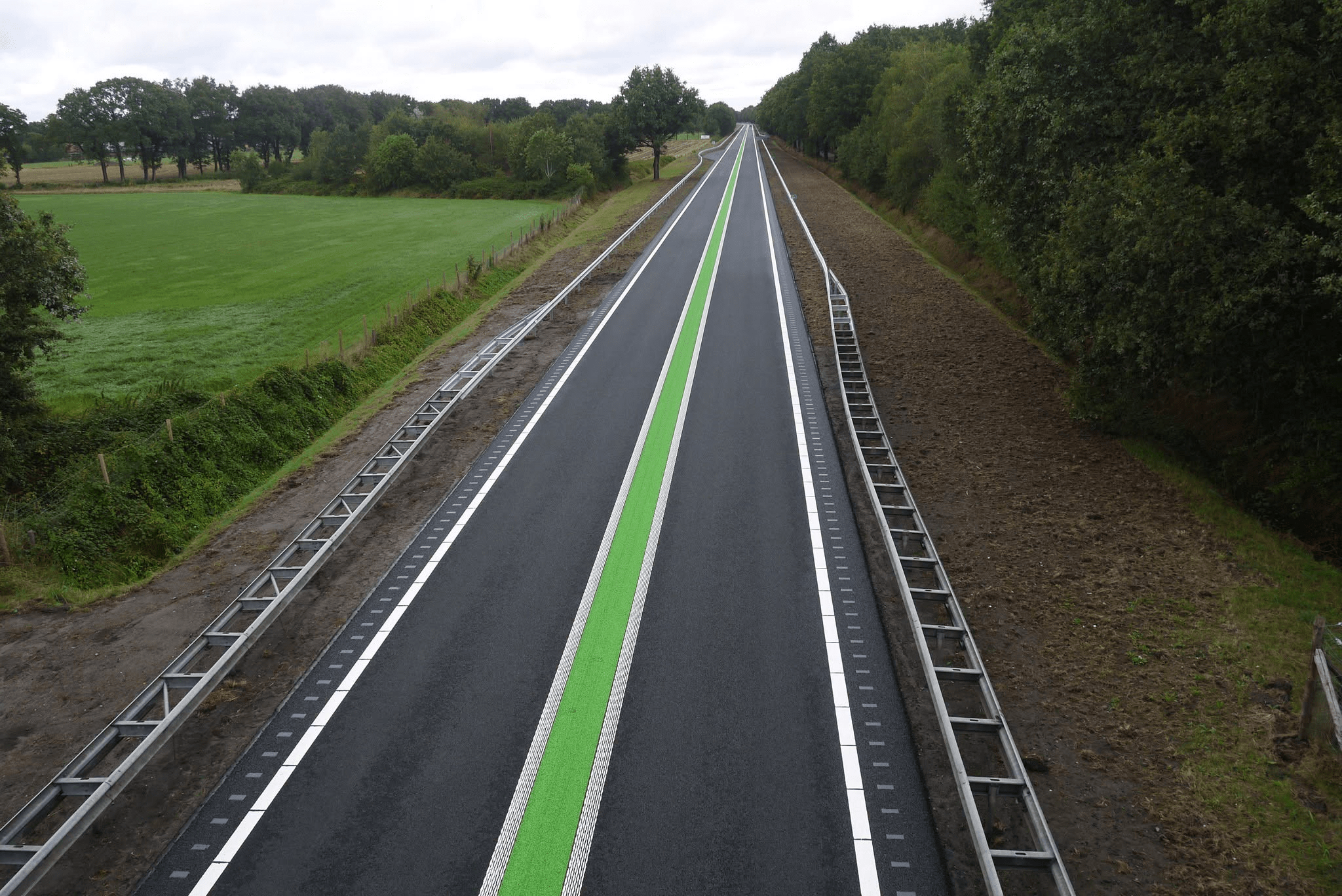 De nieuwe vangrails langs de N48 moeten de verkeersveiligheid verbeteren, maar niet iedere weggebruiker voelt zich er veiliger door. Op sociale media uiten automobilisten stevige kritiek. Vooral het gebrek aan uitwijkruimte baart hen zorgen. "Je zit als een rat in de val op de N48." Foto: William Teerlinck