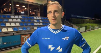 Noah Schuurman ontwikkelt zich dit seizoen tot een belangrijke pion bij VV Hoogeveen. De multifunctionele voetballer kan op beide flanken vrijwel overal uit de voeten. Als rechter- of linkerwingback, maar ook als links- of rechtsbuiten. Na een seizoen met minder speelminuten heeft Schuurman zijn draai bij de blauw-witten weer helemaal gevonden.