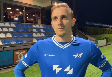 Noah Schuurman ontwikkelt zich dit seizoen tot een belangrijke pion bij VV Hoogeveen. De multifunctionele voetballer kan op beide flanken vrijwel overal uit de voeten. Als rechter- of linkerwingback, maar ook als links- of rechtsbuiten. Na een seizoen met minder speelminuten heeft Schuurman zijn draai bij de blauw-witten weer helemaal gevonden.