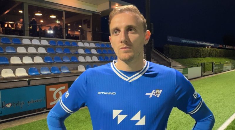 Noah Schuurman ontwikkelt zich dit seizoen tot een belangrijke pion bij VV Hoogeveen. De multifunctionele voetballer kan op beide flanken vrijwel overal uit de voeten. Als rechter- of linkerwingback, maar ook als links- of rechtsbuiten. Na een seizoen met minder speelminuten heeft Schuurman zijn draai bij de blauw-witten weer helemaal gevonden.
