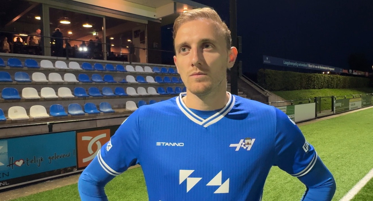 Noah Schuurman ontwikkelt zich dit seizoen tot een belangrijke pion bij VV Hoogeveen. De multifunctionele voetballer kan op beide flanken vrijwel overal uit de voeten. Als rechter- of linkerwingback, maar ook als links- of rechtsbuiten. Na een seizoen met minder speelminuten heeft Schuurman zijn draai bij de blauw-witten weer helemaal gevonden.