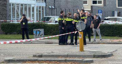 De politie heeft een derde verdachte aangehouden in het onderzoek naar het dodelijke steekincident van woensdagavond in Hoogeveen. Het gaat om een 17-jarige jongen uit Hoogeveen. Bij het incident kwam een 45-jarige Roemeense man om het leven.