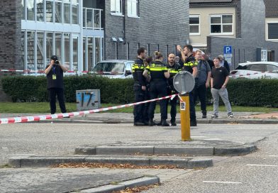 De politie heeft een derde verdachte aangehouden in het onderzoek naar het dodelijke steekincident van woensdagavond in Hoogeveen. Het gaat om een 17-jarige jongen uit Hoogeveen. Bij het incident kwam een 45-jarige Roemeense man om het leven.