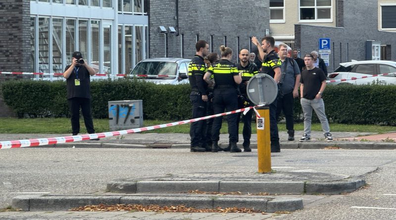 De politie heeft een derde verdachte aangehouden in het onderzoek naar het dodelijke steekincident van woensdagavond in Hoogeveen. Het gaat om een 17-jarige jongen uit Hoogeveen. Bij het incident kwam een 45-jarige Roemeense man om het leven.