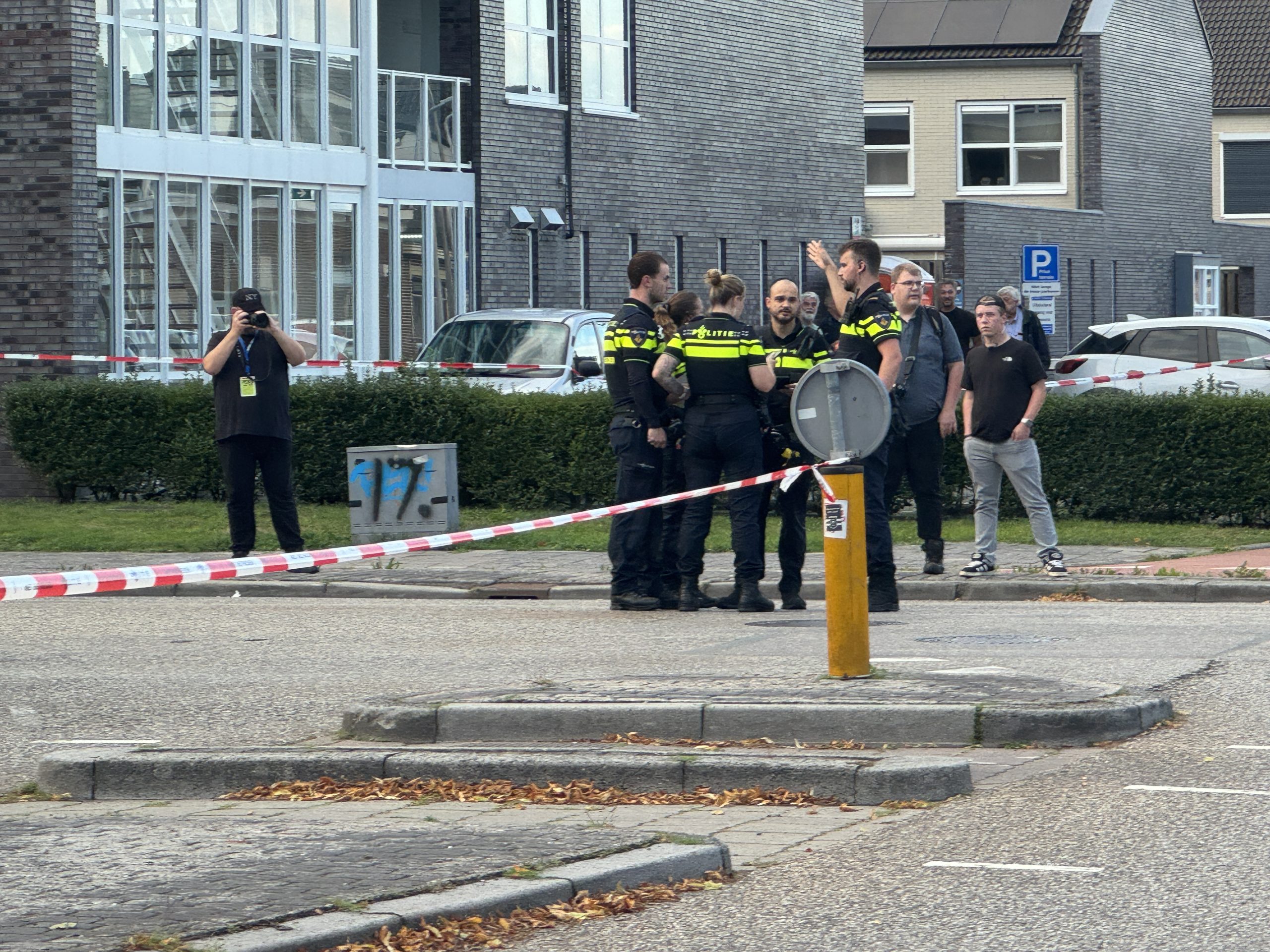 De politie heeft een derde verdachte aangehouden in het onderzoek naar het dodelijke steekincident van woensdagavond in Hoogeveen. Het gaat om een 17-jarige jongen uit Hoogeveen. Bij het incident kwam een 45-jarige Roemeense man om het leven.