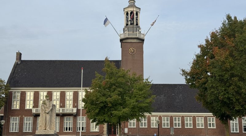 De gemeente Hoogeveen trekt de komende jaren miljoenen uit voor woningbouw, scholen, sportvoorzieningen, wegen en het stationsgebied. Het college presenteerde maandag de begroting voor 2027 tot en met 2030. Hoewel in 2028 een tekort van 8,7 miljoen euro wordt verwacht, ziet het gemeentebestuur geen aanleiding om nu te bezuinigen.