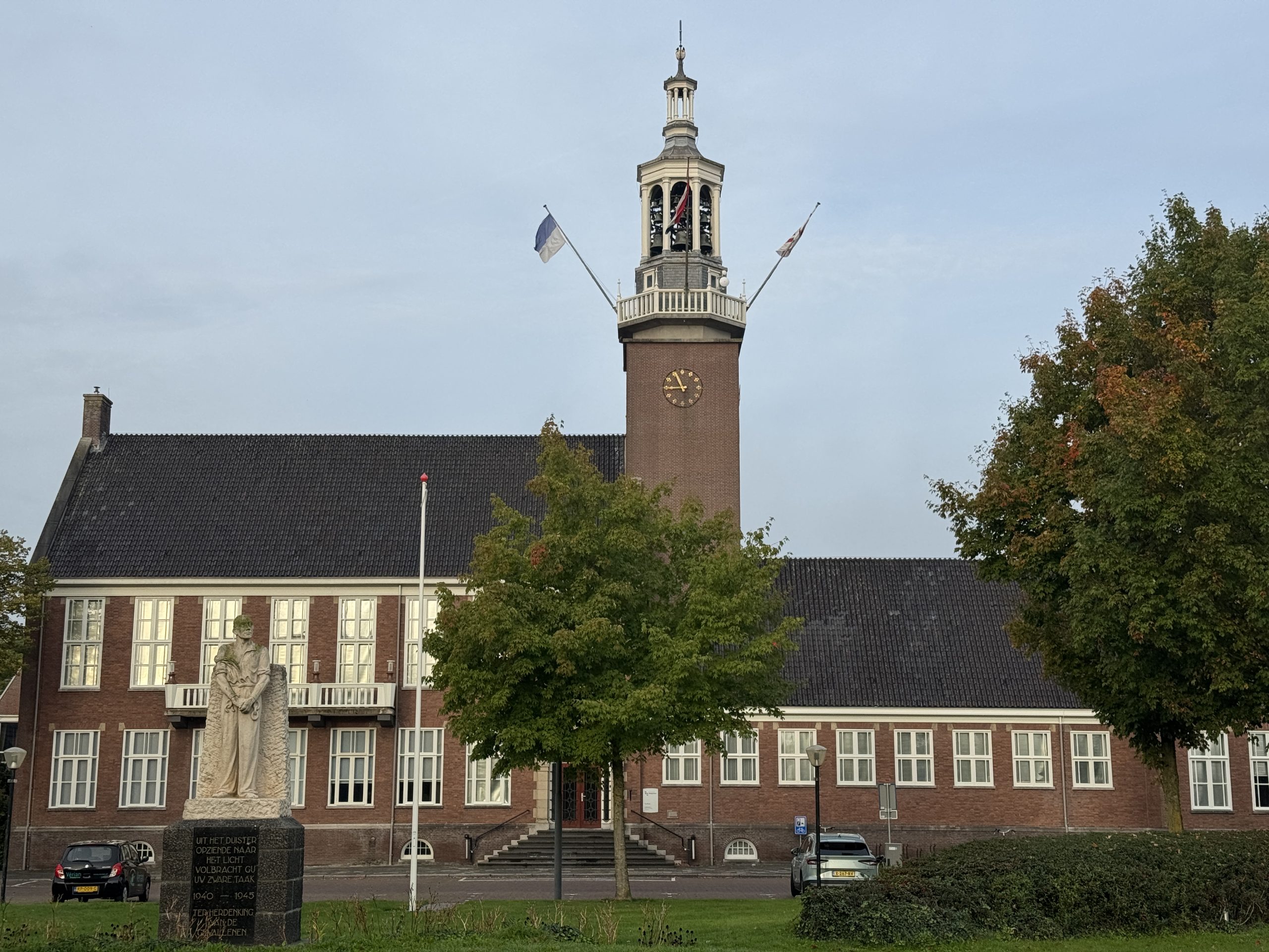 De gemeente Hoogeveen trekt de komende jaren miljoenen uit voor woningbouw, scholen, sportvoorzieningen, wegen en het stationsgebied. Het college presenteerde maandag de begroting voor 2027 tot en met 2030. Hoewel in 2028 een tekort van 8,7 miljoen euro wordt verwacht, ziet het gemeentebestuur geen aanleiding om nu te bezuinigen.