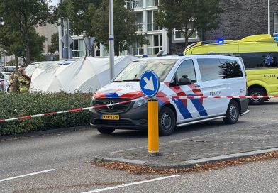 Bij een steekincident op de kruising van de Wilhelminastraat en de Grote Kerkstraat in Hoogeveen is woensdagavond een man overleden. De politie heeft twee verdachten aangehouden.