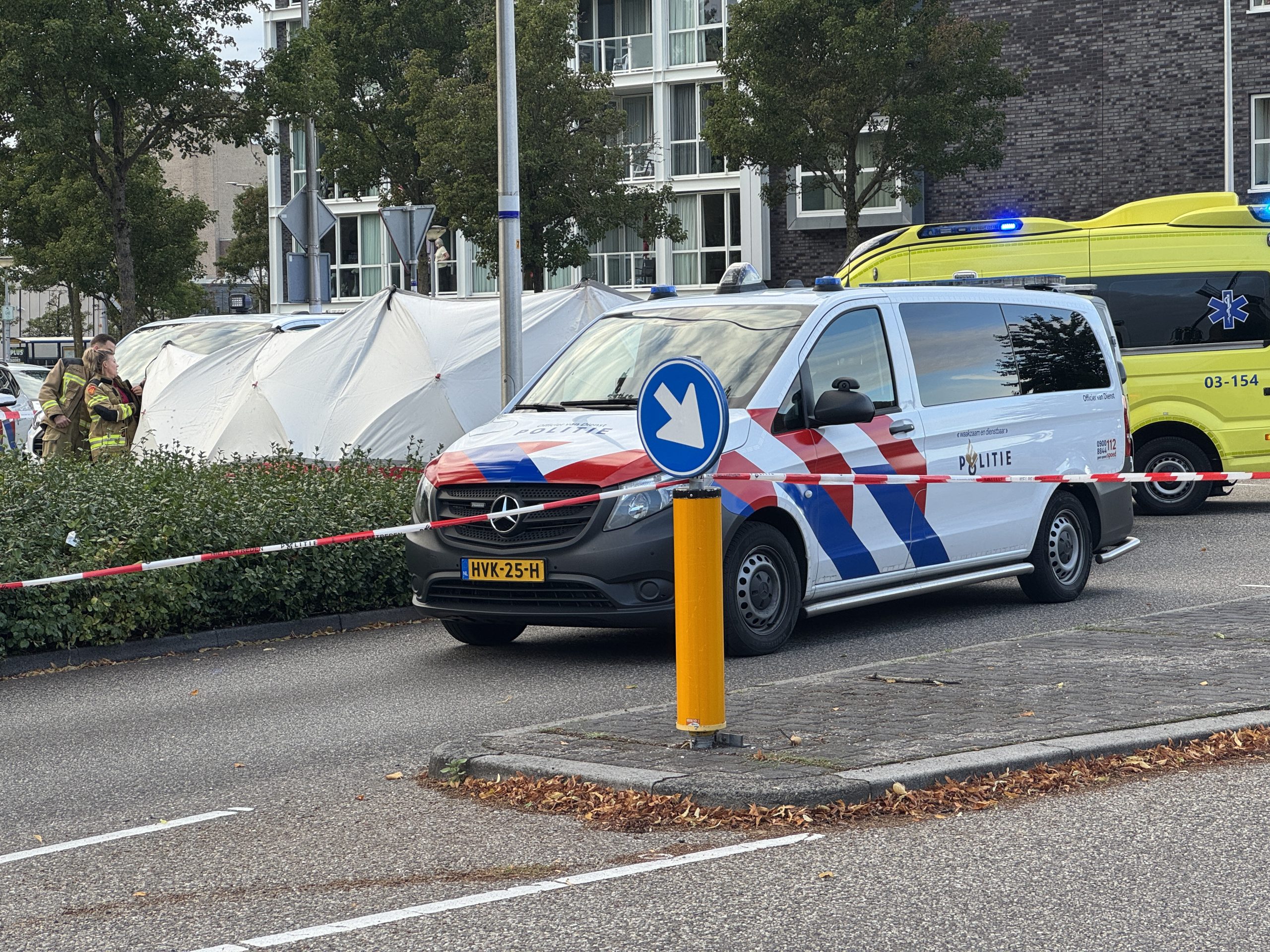 Bij een steekincident op de kruising van de Wilhelminastraat en de Grote Kerkstraat in Hoogeveen is woensdagavond een man overleden. De politie heeft twee verdachten aangehouden.