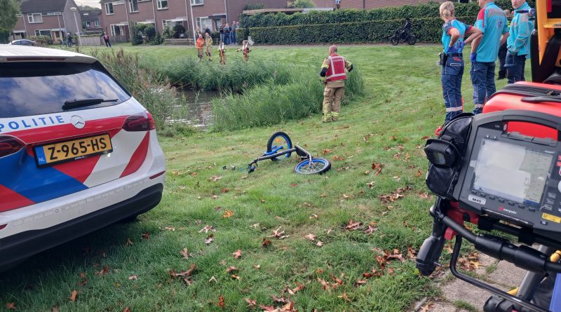 Vanmorgen rond 08.15 uur kregen de hulpdiensten een melding van een mogelijk persoon te water aan de Nadirlaan in Hoogeveen. Langs de vijver werd een blauwe kinderstep aangetroffen.
