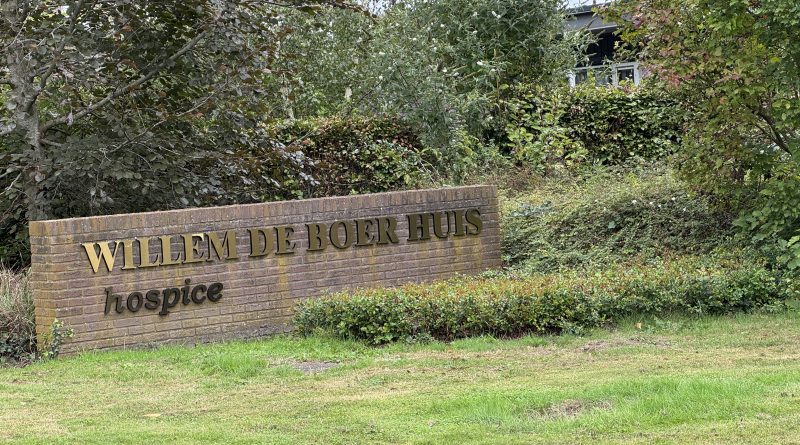 Het Hospice Willem de Boerhuis in Hoogeveen staat aan de vooravond van een grote verbouwing. Het aantal kamers wordt uitgebreid van vier naar zeven. Daarmee wil het hospice meer mensen in hun laatste levensfase opvangen. De vier huidige kamers zijn regelmatig volledig bezet, waardoor mensen soms moeten worden afgewezen.