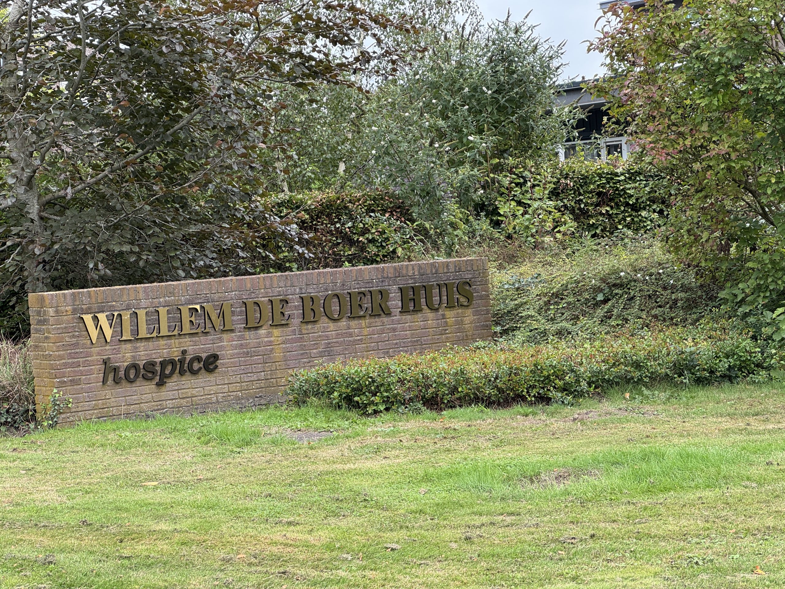Het Hospice Willem de Boerhuis in Hoogeveen staat aan de vooravond van een grote verbouwing. Het aantal kamers wordt uitgebreid van vier naar zeven. Daarmee wil het hospice meer mensen in hun laatste levensfase opvangen. De vier huidige kamers zijn regelmatig volledig bezet, waardoor mensen soms moeten worden afgewezen.