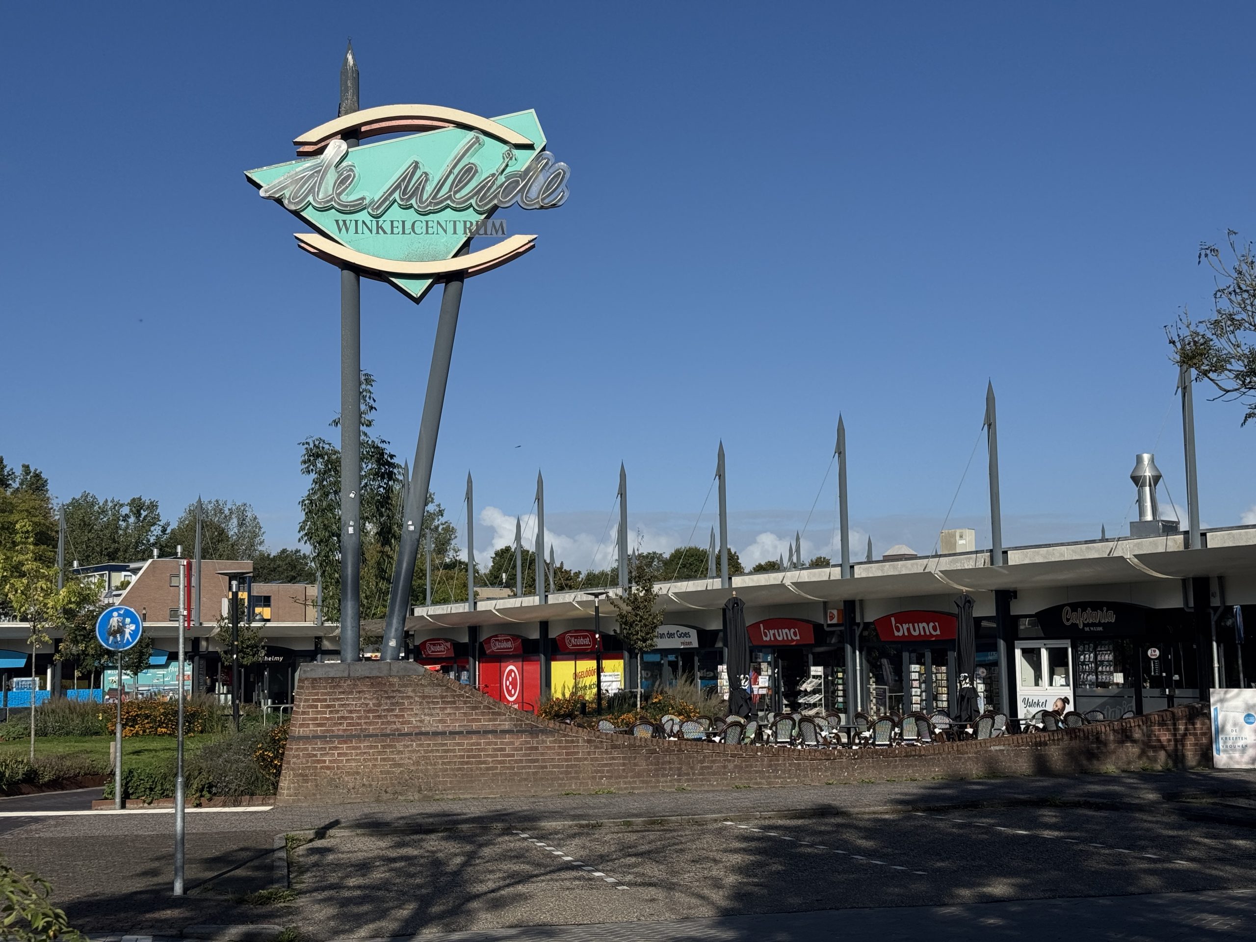 Winkelcentrum De Weide in Hoogeveen krijgt een nieuwe Lidl. De supermarkt vestigt zich in het voormalige pand van Plus en breidt de winkel uit. De gemeente Hoogeveen verkoopt grond en maakt afspraken over de inrichting van de openbare ruimte.