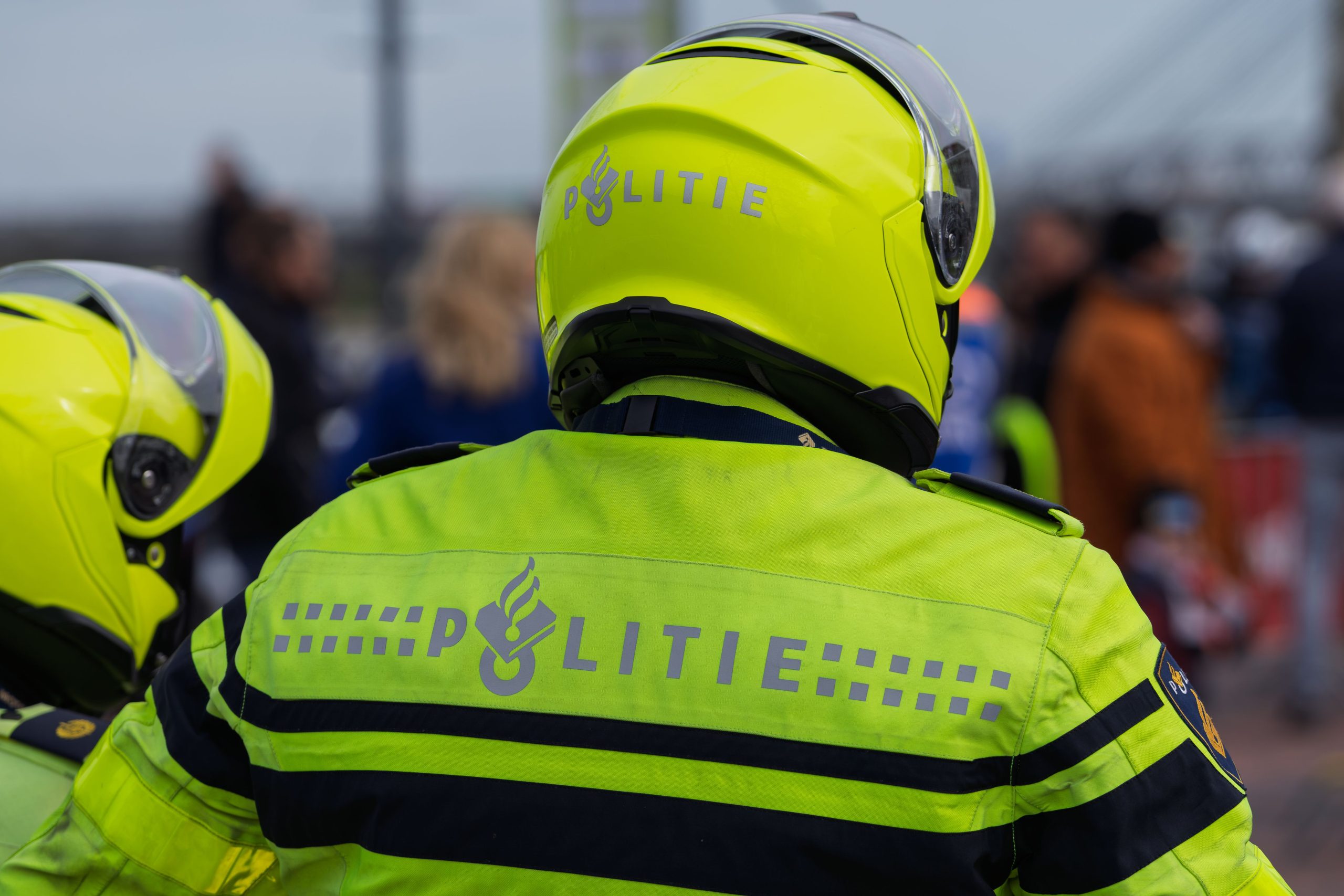 Bij een ernstig verkeersongeval op de N48 ter hoogte van Zuidwolde zijn twee vrachtwagenchauffeurs om het leven gekomen. Bij de botsing waren drie vrachtwagens en drie personenauto's betrokken. 112 nieuws (foto pexels-martijn-stoof-2150654344-36773096)