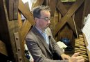 Iedere donderdag klinkt er live muziek vanuit het carillon van het raadhuis in Hoogeveen. Al tien jaar bespeelt beiaardier Jasper Stam uit Kampen de klokken tijdens de warenmarkt. Met klassieke muziek, verzoeknummers en seizoensgebonden melodieën zorgt hij voor afwisseling. Volgens Stam blijft de menselijke muzikaliteit onmisbaar, ondanks de opkomst van computergestuurde klokken. (Foto Martijn Stuut)