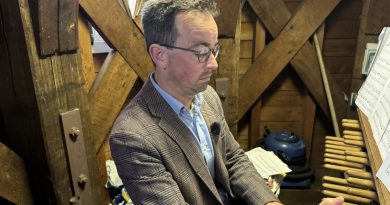 Iedere donderdag klinkt er live muziek vanuit het carillon van het raadhuis in Hoogeveen. Al tien jaar bespeelt beiaardier Jasper Stam uit Kampen de klokken tijdens de warenmarkt. Met klassieke muziek, verzoeknummers en seizoensgebonden melodieën zorgt hij voor afwisseling. Volgens Stam blijft de menselijke muzikaliteit onmisbaar, ondanks de opkomst van computergestuurde klokken. (Foto Martijn Stuut)