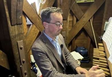 Iedere donderdag klinkt er live muziek vanuit het carillon van het raadhuis in Hoogeveen. Al tien jaar bespeelt beiaardier Jasper Stam uit Kampen de klokken tijdens de warenmarkt. Met klassieke muziek, verzoeknummers en seizoensgebonden melodieën zorgt hij voor afwisseling. Volgens Stam blijft de menselijke muzikaliteit onmisbaar, ondanks de opkomst van computergestuurde klokken. (Foto Martijn Stuut)