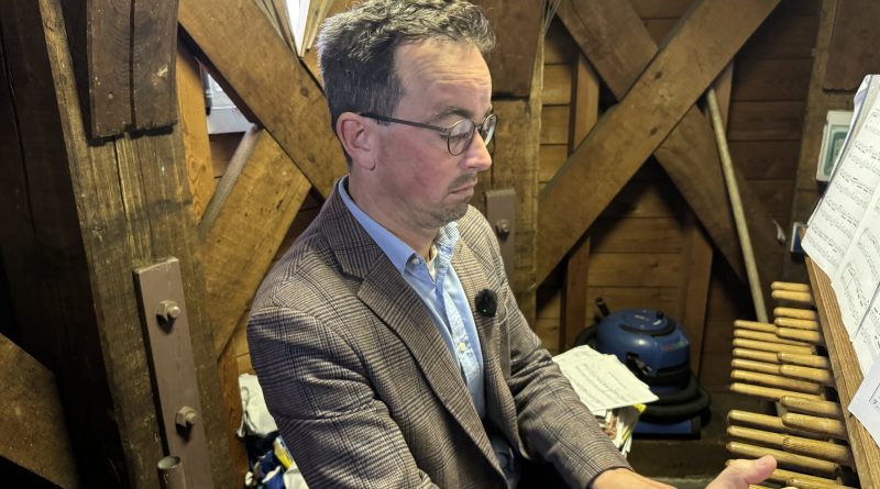 Iedere donderdag klinkt er live muziek vanuit het carillon van het raadhuis in Hoogeveen. Al tien jaar bespeelt beiaardier Jasper Stam uit Kampen de klokken tijdens de warenmarkt. Met klassieke muziek, verzoeknummers en seizoensgebonden melodieën zorgt hij voor afwisseling. Volgens Stam blijft de menselijke muzikaliteit onmisbaar, ondanks de opkomst van computergestuurde klokken. (Foto Martijn Stuut)
