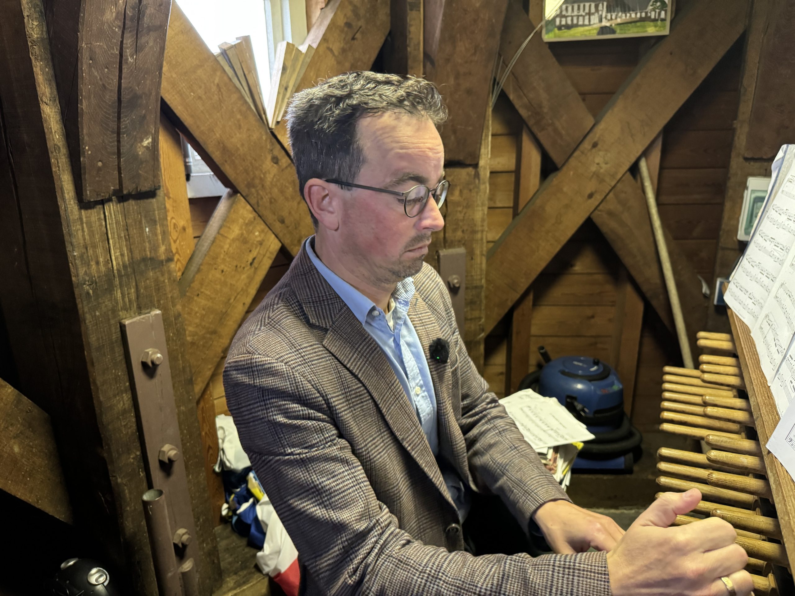 Iedere donderdag klinkt er live muziek vanuit het carillon van het raadhuis in Hoogeveen. Al tien jaar bespeelt beiaardier Jasper Stam uit Kampen de klokken tijdens de warenmarkt. Met klassieke muziek, verzoeknummers en seizoensgebonden melodieën zorgt hij voor afwisseling. Volgens Stam blijft de menselijke muzikaliteit onmisbaar, ondanks de opkomst van computergestuurde klokken. (Foto Martijn Stuut)