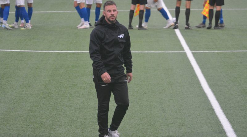 Björn Zwikker (38) vertrekt na dit seizoen als hoofdtrainer van VV Hoogeveen. De oefenmeester vindt het na drie seizoenen tijd voor een volgende stap in zijn trainersloopbaan. Zijn voorkeur ligt bij het betaald voetbal.