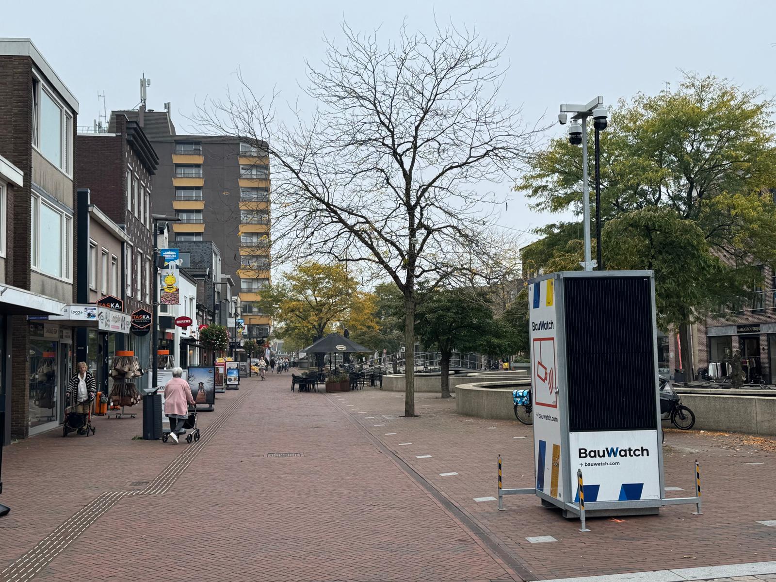 Een 19-jarige man uit Hoogeveen is in de nacht van zaterdag 17 op zondag 18 oktober ernstig mishandeld in het centrum van Hoogeveen. Volgens zijn vader werd Sven de Roo door meerdere personen geschopt terwijl hij op de grond lag. Het slachtoffer liep een dubbele kaakbreuk op en moest zondagochtend in Zwolle worden geopereerd. De politie onderzoekt de mishandeling.