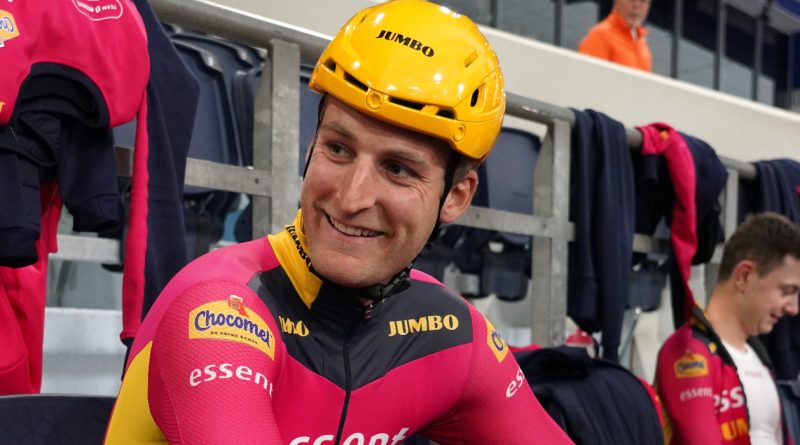 Voor marathonschaatser Chiel Smit begint zaterdag op de Jaap Edenbaan in Amsterdam het nieuwe seizoen. De uit Zuidwolde afkomstige schaatser, die tegenwoordig in Gorredijk woont, begint aan zijn derde seizoen bij Team Essent. Na een moeizame vorige winter hoopt hij met een nieuwe, maar vertrouwde trainer weer mee te strijden om de overwinningen. Vooral op natuurijs liggen zijn ambities.