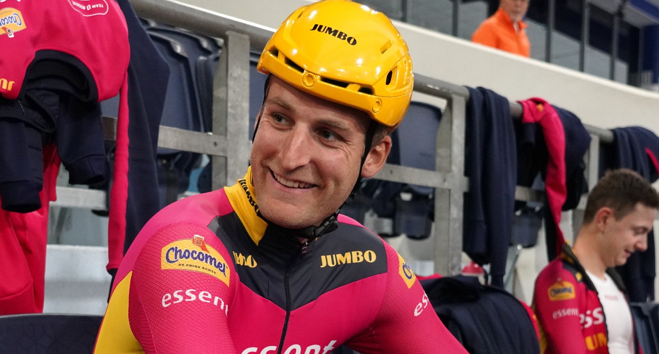 Voor marathonschaatser Chiel Smit begint zaterdag op de Jaap Edenbaan in Amsterdam het nieuwe seizoen. De uit Zuidwolde afkomstige schaatser, die tegenwoordig in Gorredijk woont, begint aan zijn derde seizoen bij Team Essent. Na een moeizame vorige winter hoopt hij met een nieuwe, maar vertrouwde trainer weer mee te strijden om de overwinningen. Vooral op natuurijs liggen zijn ambities.