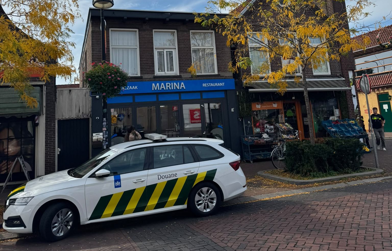 Douane valt binnen bij supermarkt in Meppel