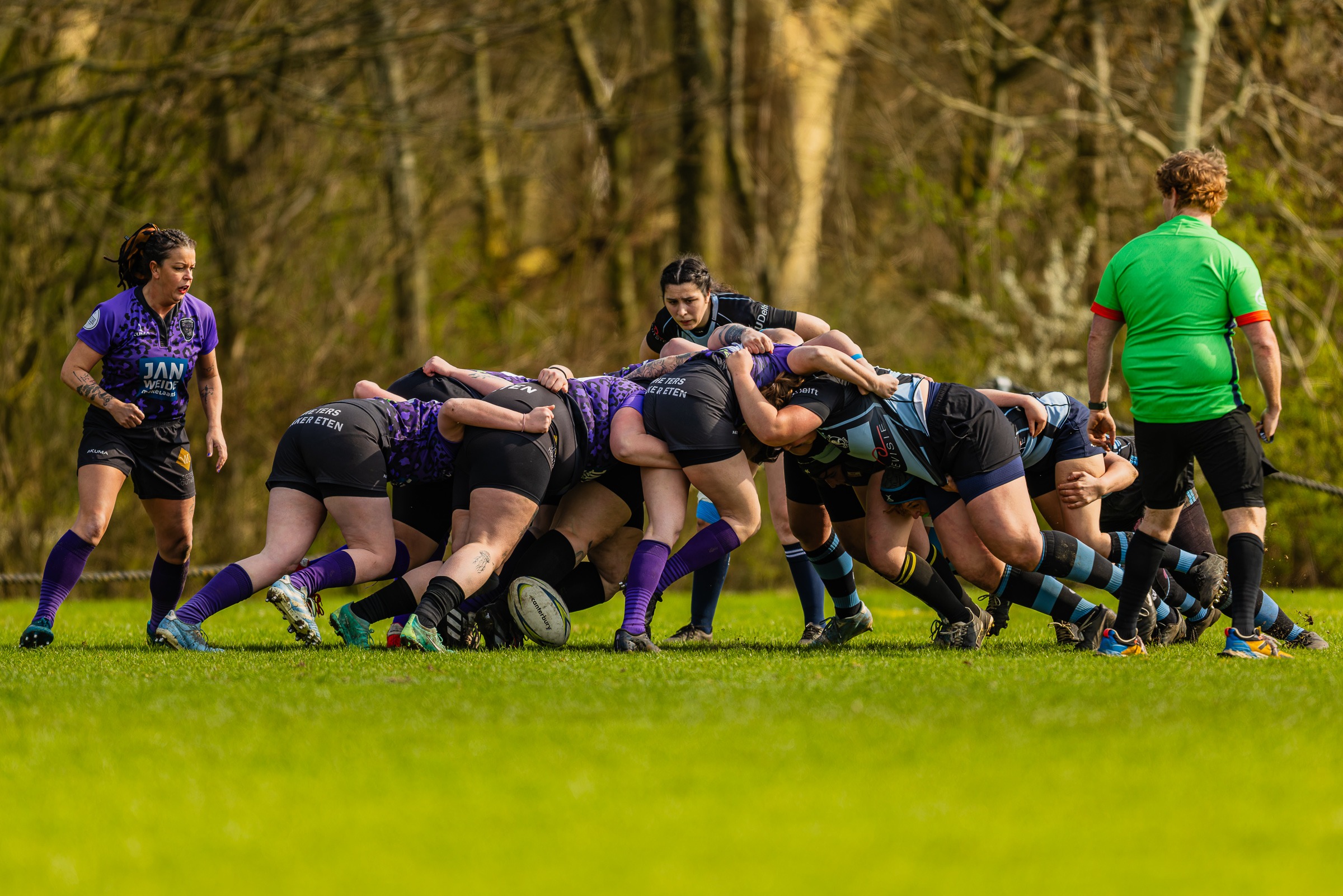 De Drentse Deernes zijn sterk begonnen aan de rugbycompetitie. De damesploeg won de eerste twee wedstrijden overtuigend en kreeg met een selectie van dertig speelsters ook een flinke kwaliteitsimpuls. Trainer Erik Graafland ziet kansen om na de winterstop bij de vijf beste teams van de derde klasse te horen.