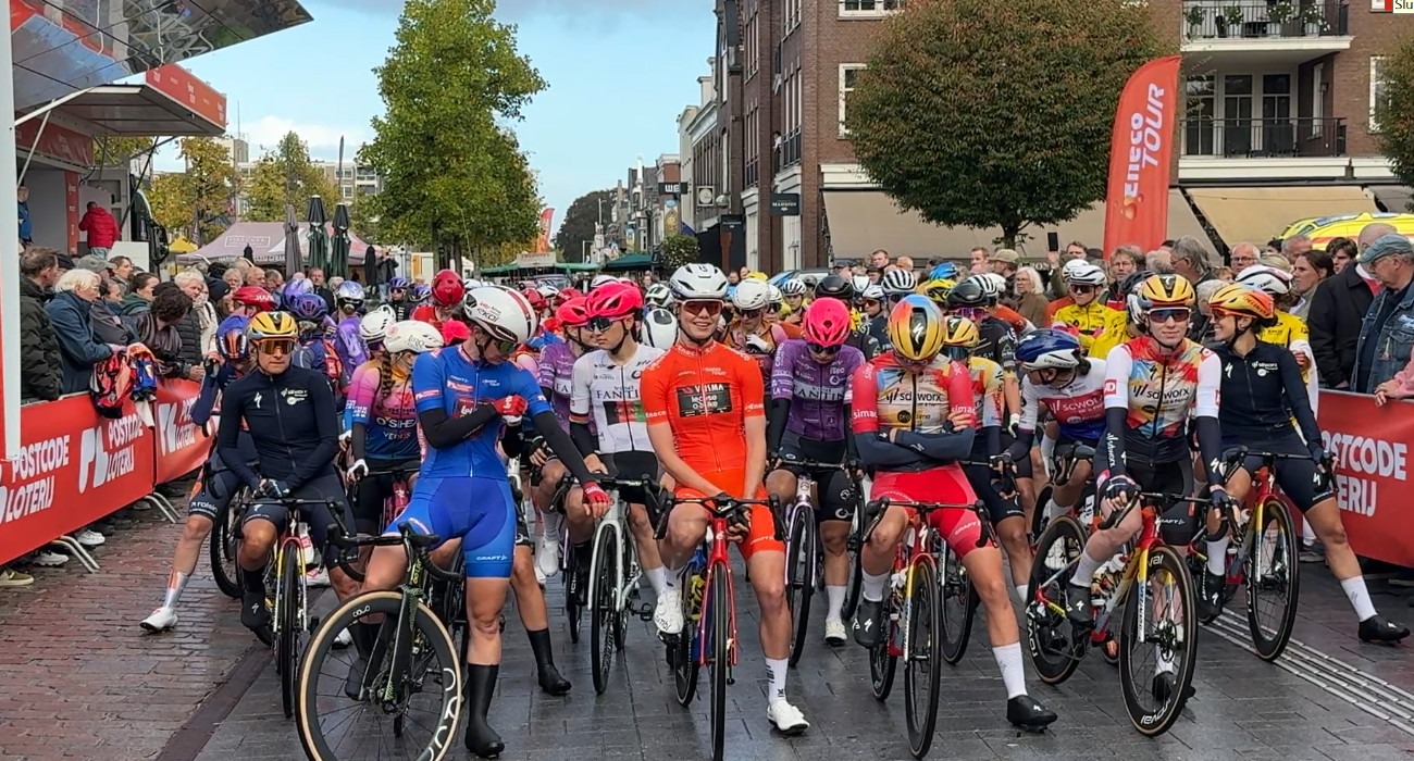 Hoogeveen stond zaterdag volledig in het teken van de wielersport. De vierde etappe van de Eneco Tour, met de start in het centrum van Hoogeveen en de finish op de Col du VAM, trok veel publiek. De uit Coevorden afkomstige Lieke Nooijen van Team Visma-Lease a Bike kroonde zich tot eindwinnares bij de vrouwen. Wethouder Ronald Klok ziet het evenement als een bevestiging van de sportieve ambities van de gemeente.