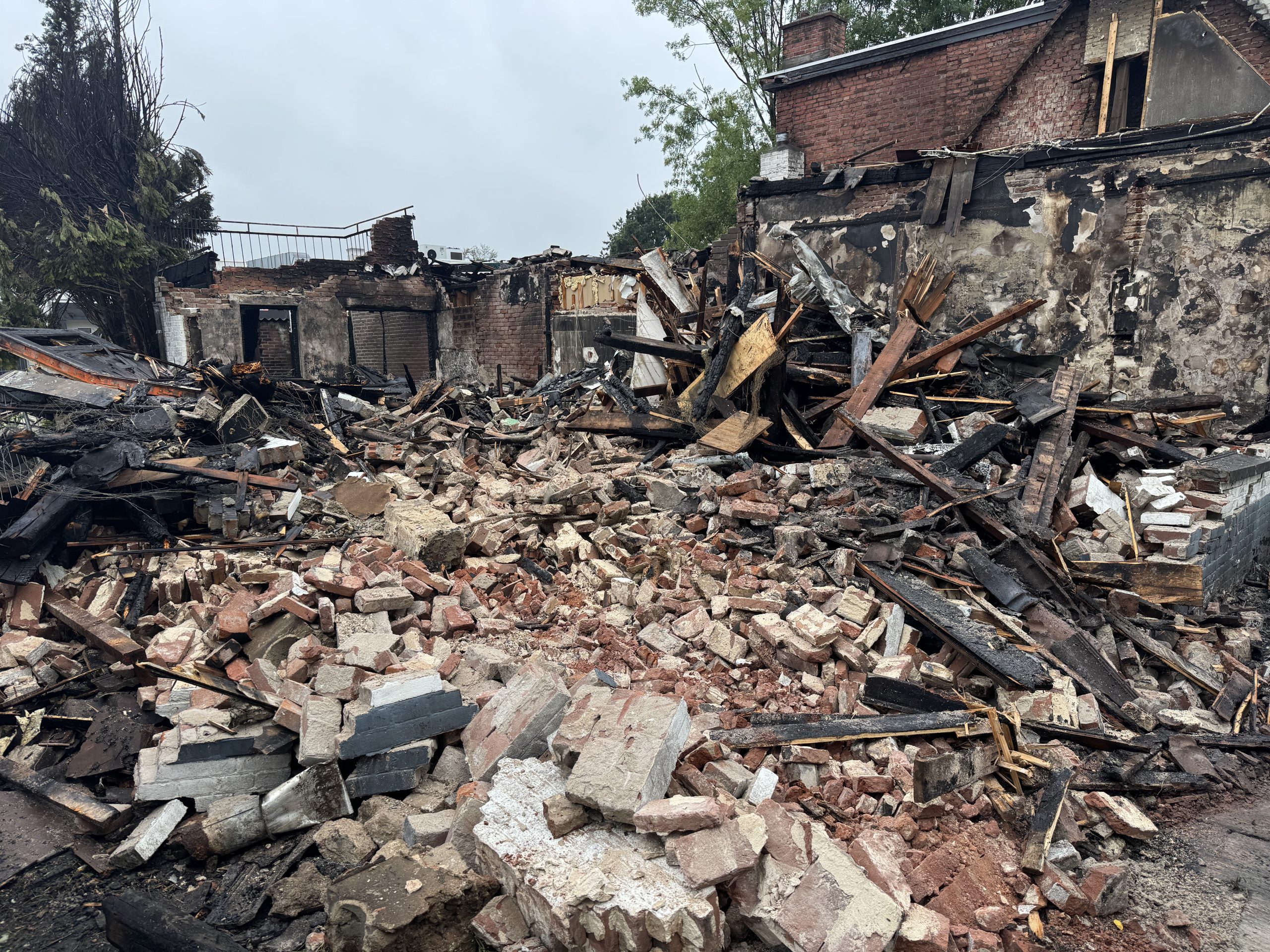 De politie heeft drie mannen aangehouden voor mogelijke betrokkenheid bij de brandstichting in een leegstaand pand aan het Haagje in Hoogeveen. Het gebouw brandde in de nacht van woensdag 2 op donderdag 3 september volledig af.