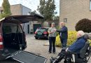 Jan en Ineke Lensen uit Meppel hebben dinsdag hun aangepaste rolstoelauto in ontvangst genomen. Met de auto kunnen ze weer samen op pad, zonder voor iedere rit afhankelijk te zijn van gepland rolstoelvervoer. De afgelopen weken zamelde de familie € 18.200 in voor de auto.