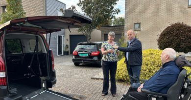 Jan en Ineke Lensen uit Meppel hebben dinsdag hun aangepaste rolstoelauto in ontvangst genomen. Met de auto kunnen ze weer samen op pad, zonder voor iedere rit afhankelijk te zijn van gepland rolstoelvervoer. De afgelopen weken zamelde de familie € 18.200 in voor de auto.