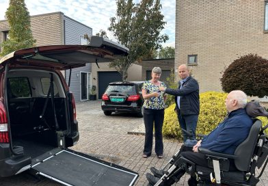 Jan en Ineke Lensen uit Meppel hebben dinsdag hun aangepaste rolstoelauto in ontvangst genomen. Met de auto kunnen ze weer samen op pad, zonder voor iedere rit afhankelijk te zijn van gepland rolstoelvervoer. De afgelopen weken zamelde de familie € 18.200 in voor de auto.
