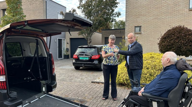 Jan en Ineke Lensen uit Meppel hebben dinsdag hun aangepaste rolstoelauto in ontvangst genomen. Met de auto kunnen ze weer samen op pad, zonder voor iedere rit afhankelijk te zijn van gepland rolstoelvervoer. De afgelopen weken zamelde de familie € 18.200 in voor de auto.