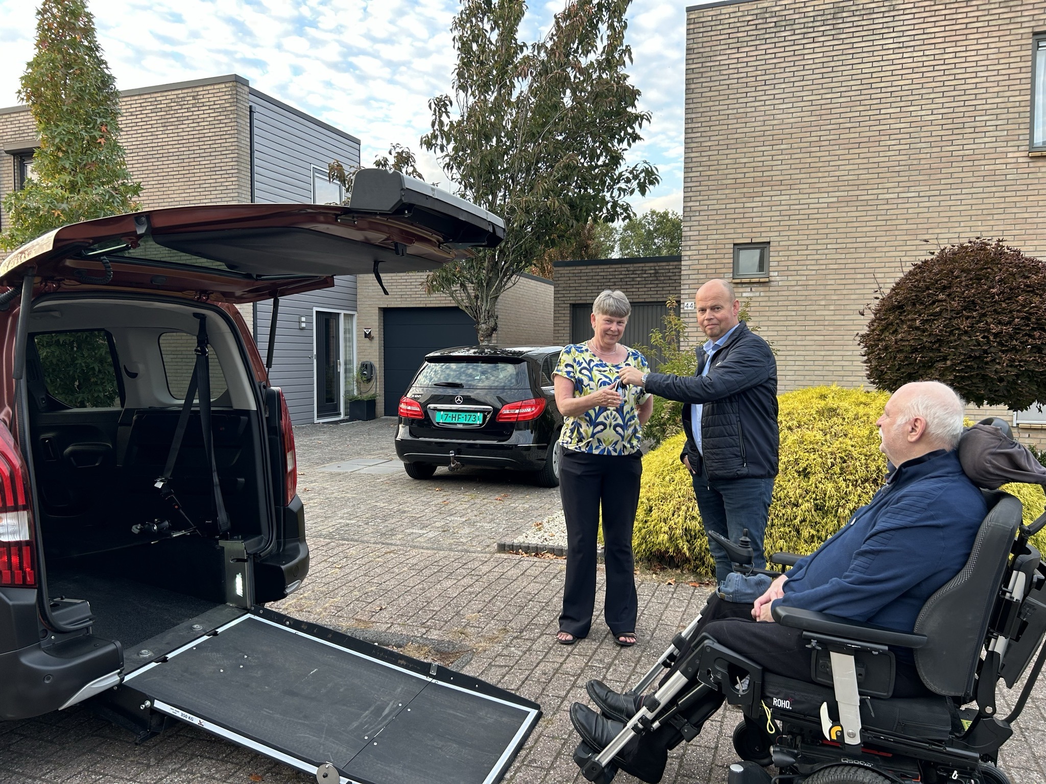 Jan en Ineke Lensen uit Meppel hebben dinsdag hun aangepaste rolstoelauto in ontvangst genomen. Met de auto kunnen ze weer samen op pad, zonder voor iedere rit afhankelijk te zijn van gepland rolstoelvervoer. De afgelopen weken zamelde de familie € 18.200 in voor de auto.