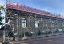 Ondernemers en vrijwilligers in Zuidwolde slaan de handen ineen om geld in te zamelen voor de renovatie van het kerkdak. De vervanging van het versleten leiendak kost 700.000 euro. Met de actie ‘Red een stukje Zuidwolde’ wil de kerk 300.000 euro ophalen, waarvan inmiddels 53.050 euro binnen is. Een autowasactie en een benefietdiner moeten de opbrengst verder verhogen.