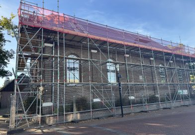 Ondernemers en vrijwilligers in Zuidwolde slaan de handen ineen om geld in te zamelen voor de renovatie van het kerkdak. De vervanging van het versleten leiendak kost 700.000 euro. Met de actie ‘Red een stukje Zuidwolde’ wil de kerk 300.000 euro ophalen, waarvan inmiddels 53.050 euro binnen is. Een autowasactie en een benefietdiner moeten de opbrengst verder verhogen.