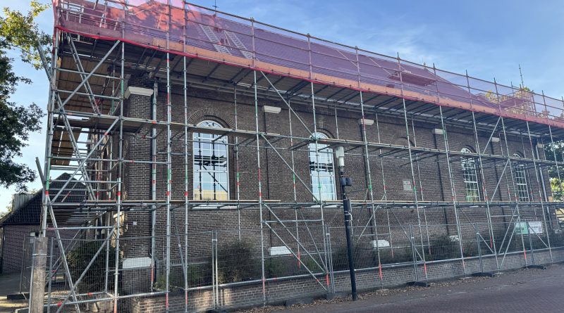 Ondernemers en vrijwilligers in Zuidwolde slaan de handen ineen om geld in te zamelen voor de renovatie van het kerkdak. De vervanging van het versleten leiendak kost 700.000 euro. Met de actie ‘Red een stukje Zuidwolde’ wil de kerk 300.000 euro ophalen, waarvan inmiddels 53.050 euro binnen is. Een autowasactie en een benefietdiner moeten de opbrengst verder verhogen.