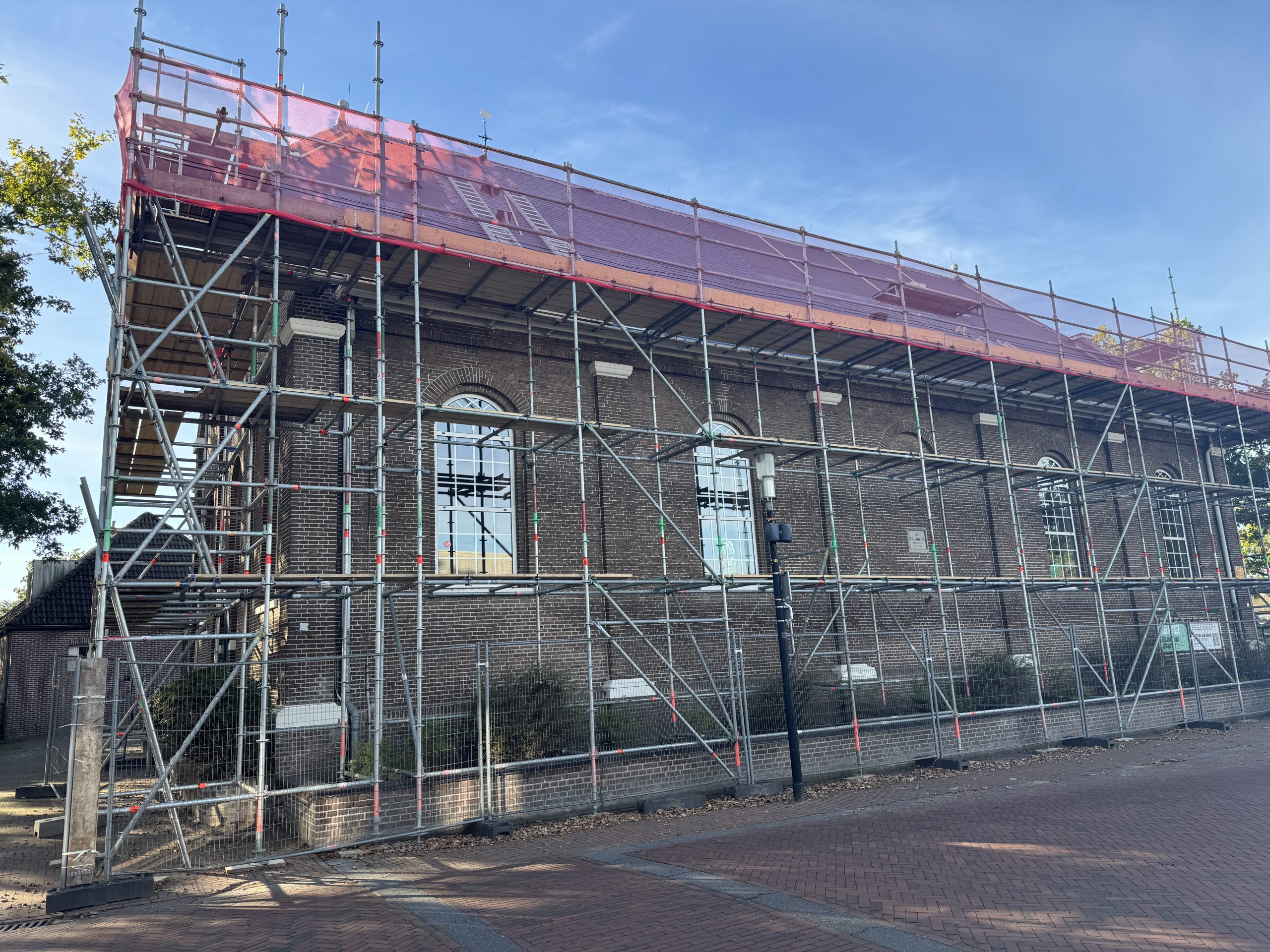 Ondernemers en vrijwilligers in Zuidwolde slaan de handen ineen om geld in te zamelen voor de renovatie van het kerkdak. De vervanging van het versleten leiendak kost 700.000 euro. Met de actie ‘Red een stukje Zuidwolde’ wil de kerk 300.000 euro ophalen, waarvan inmiddels 53.050 euro binnen is. Een autowasactie en een benefietdiner moeten de opbrengst verder verhogen.