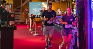 De 0522 Run ging zondag dwars door cafés, winkels en de bioscoop
