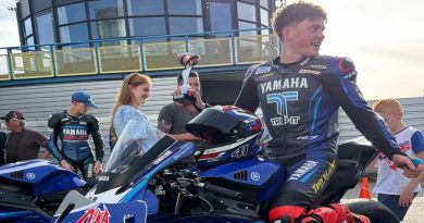 Mika Tiemens heeft zaterdag zijn eerste race in de Yamaha R7 Cup gewonnen. De 18-jarige Staphorster reed op het TT Circuit in Assen in de tweede race naar de winst. Eerder op de dag werd hij vierde.