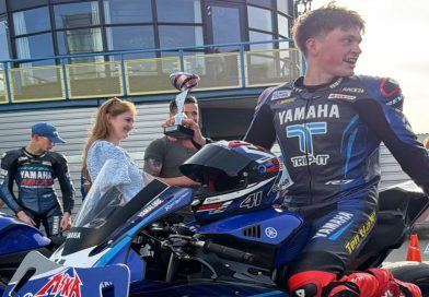 Mika Tiemens heeft zaterdag zijn eerste race in de Yamaha R7 Cup gewonnen. De 18-jarige Staphorster reed op het TT Circuit in Assen in de tweede race naar de winst. Eerder op de dag werd hij vierde.