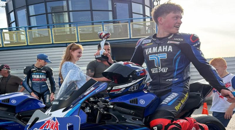 Mika Tiemens heeft zaterdag zijn eerste race in de Yamaha R7 Cup gewonnen. De 18-jarige Staphorster reed op het TT Circuit in Assen in de tweede race naar de winst. Eerder op de dag werd hij vierde.