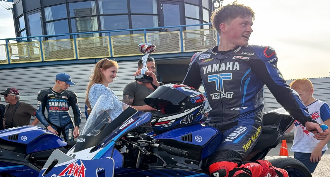 Mika Tiemens heeft zaterdag zijn eerste race in de Yamaha R7 Cup gewonnen. De 18-jarige Staphorster reed op het TT Circuit in Assen in de tweede race naar de winst. Eerder op de dag werd hij vierde.