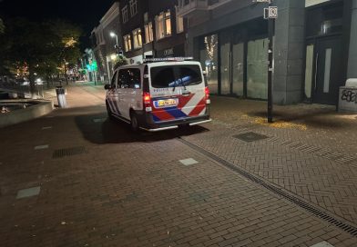In het centrum van Hoogeveen is het dinsdagavond opnieuw onrustig. De politie heeft meerdere personen aangehouden. De nieuwe onrust volgt op eerdere overlast in het centrum, waar burgemeester Martijn Breukelman dinsdag al harde maatregelen tegen aankondigde.