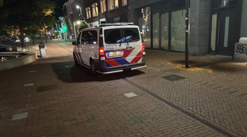 In het centrum van Hoogeveen is het dinsdagavond opnieuw onrustig. De politie heeft meerdere personen aangehouden. De nieuwe onrust volgt op eerdere overlast in het centrum, waar burgemeester Martijn Breukelman dinsdag al harde maatregelen tegen aankondigde.